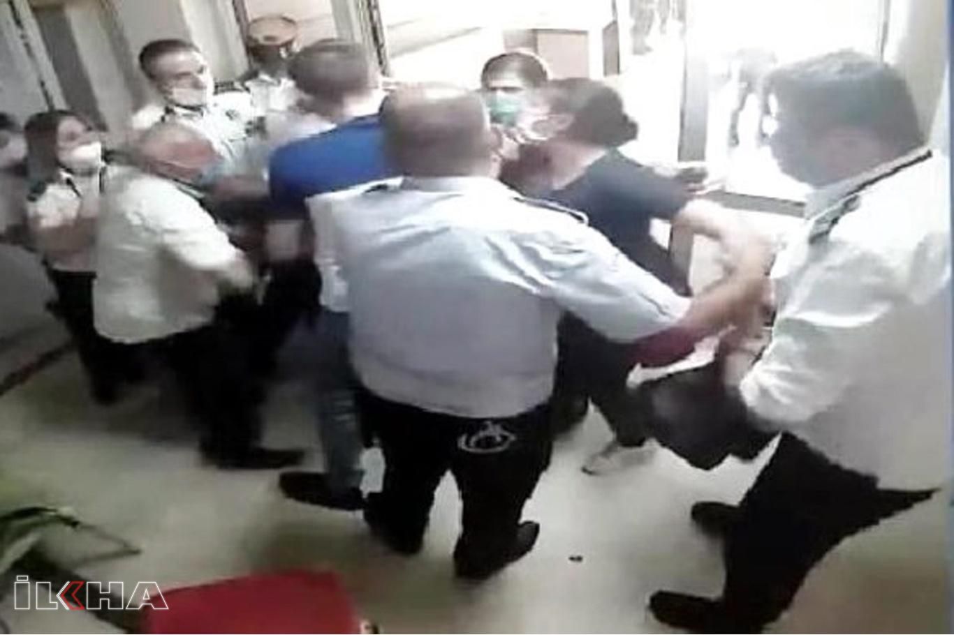 Hastanede kadın güvenlik görevlisine yumruklu saldırı kamerada