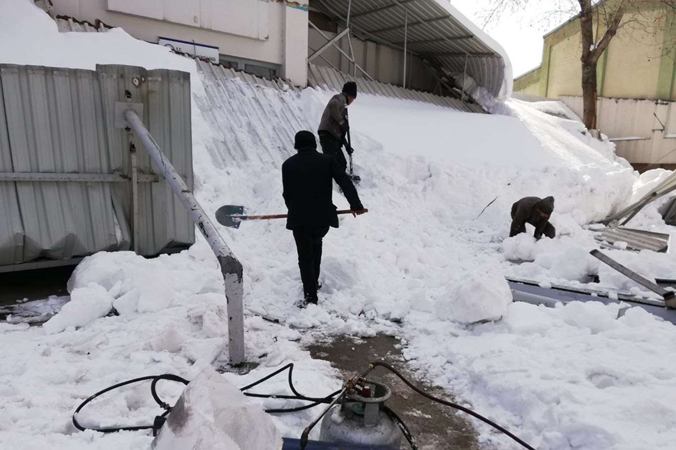Gaziantep’te biriken kar nedeniyle caminin ön kısmındaki çatı çöktü