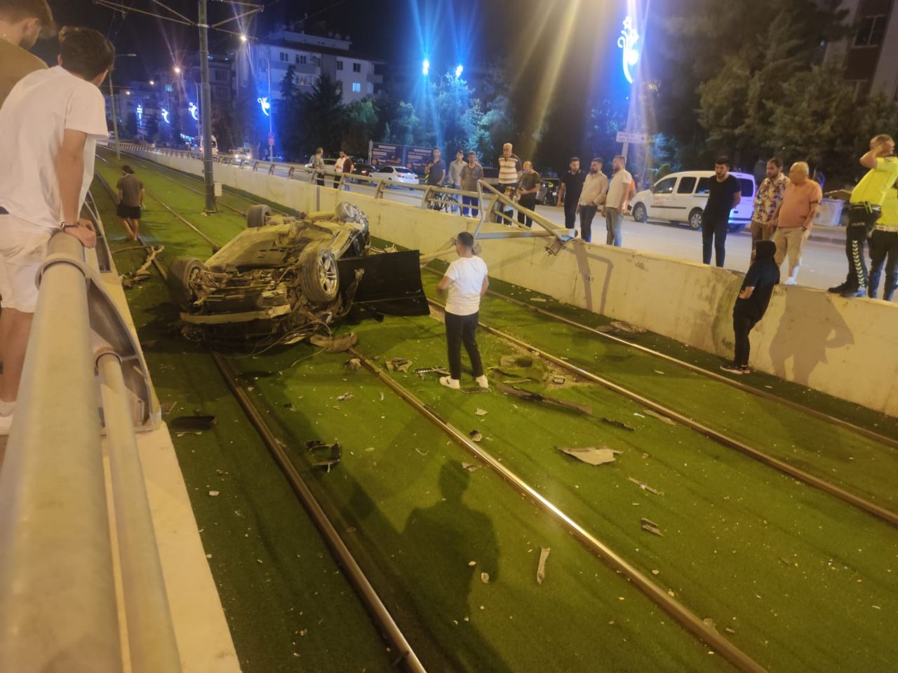Gaziantep’te otomobil tramvay yoluna devrildi, 2 yaralı