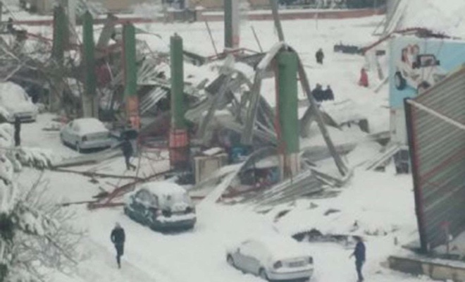 Gaziantep’te otoparkın çatısı çökmesi sonucu 30 araçta hasar meydana geldi