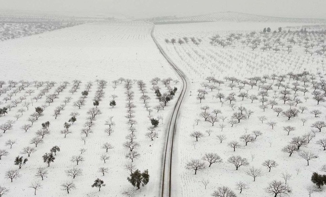 Kar yağışı Gaziantep’te çiftçinin yüzünü güldürdü