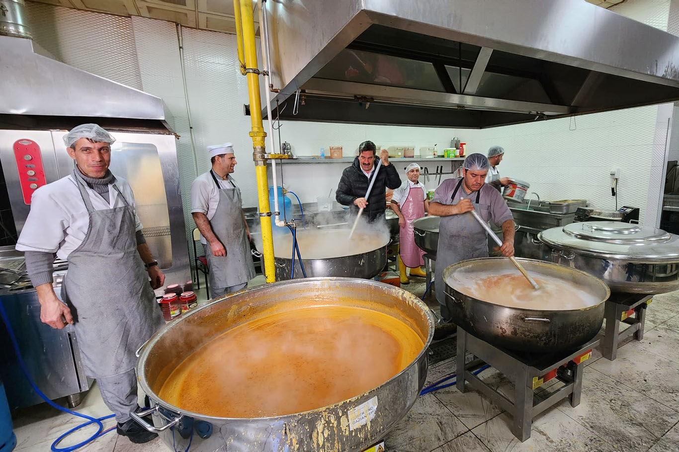 Gaziantep OSB’deki sanayiciler, binlerce depremzedeye yemek üretiyor
