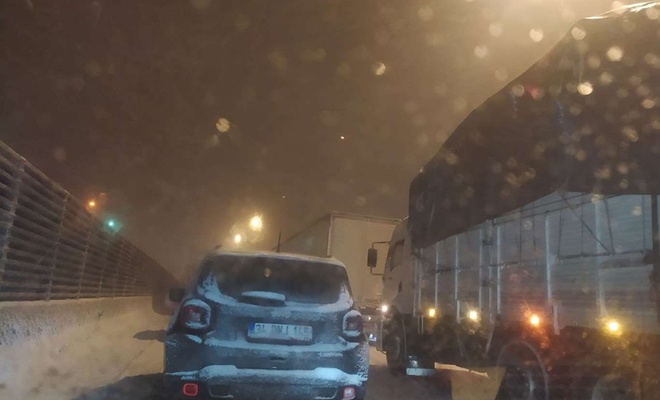 Gaziantep’te yoğun kar nedeniyle sürücüler yolda mahsur kaldı