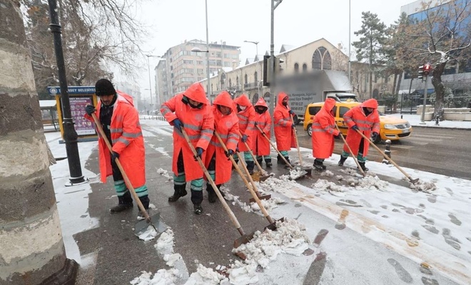 Gaziantep’te kar yağışı sonrası yollarda çalışma başlatıldı