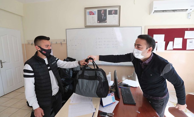 Gaziantep’te askere gidenlere ihtiyaç çantası desteği