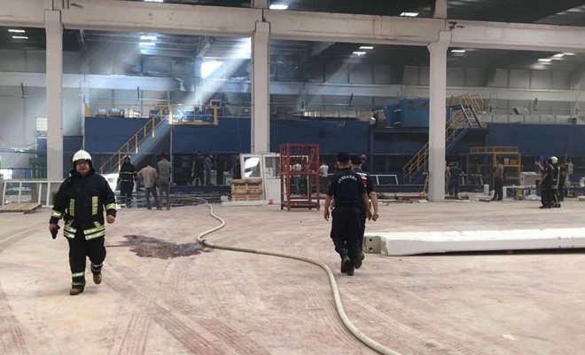 Panel fabrikasında çıkan yangında 2 işçi dumandan etkilendi
