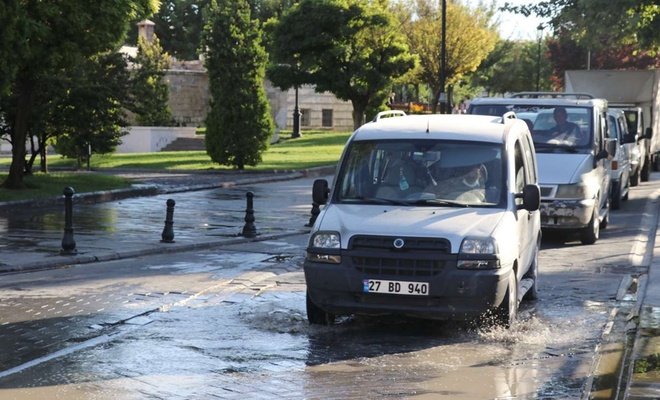 Gaziantep'te yollarda oluşan çukurlar vatandaşları mağdur ediyor