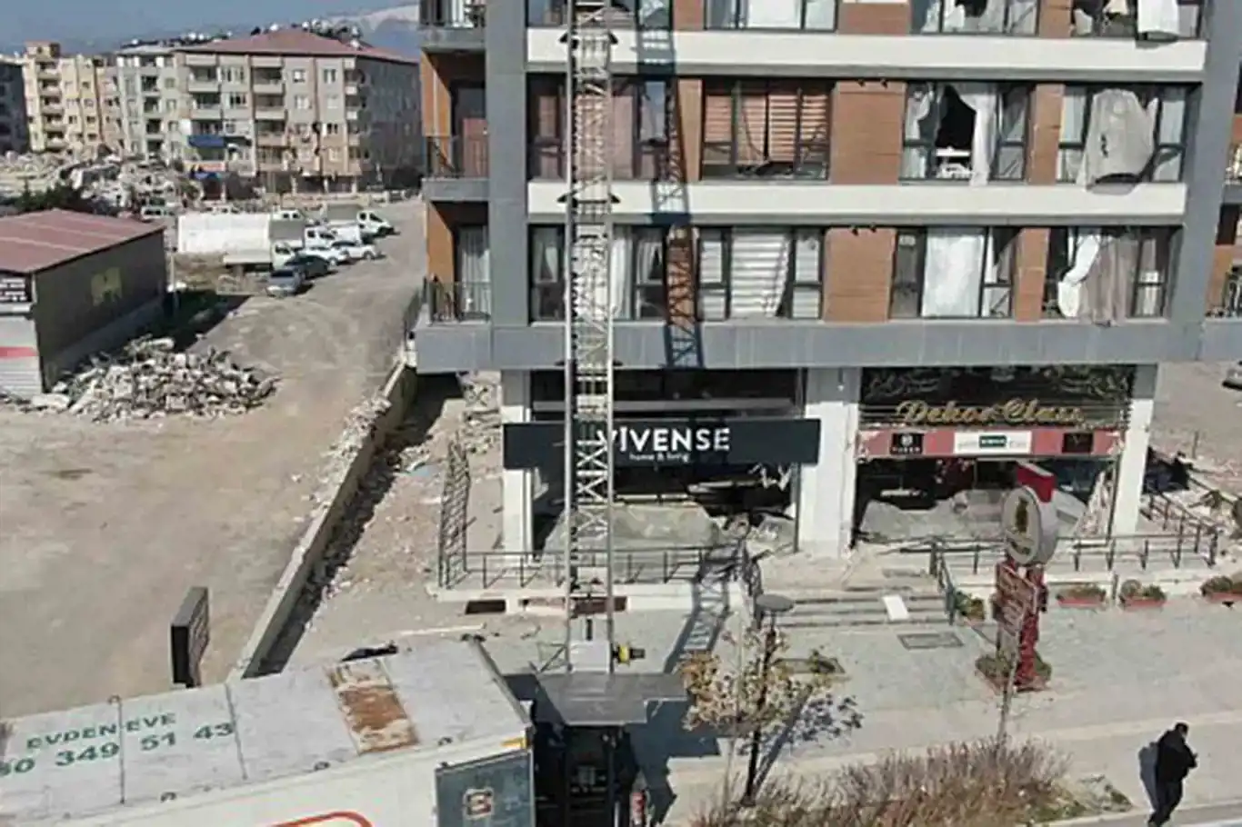 Gaziantep'te ağır hasarlı binalardan eşya almak yasaklandı