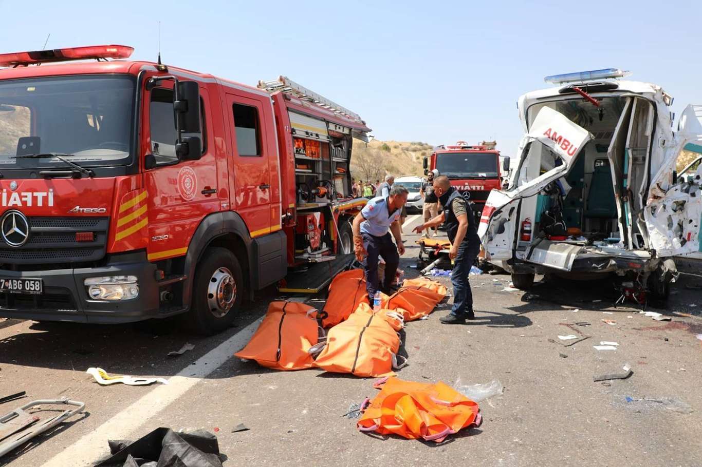 Zincirleme trafik kazası: 16 ölü, 22 yaralı