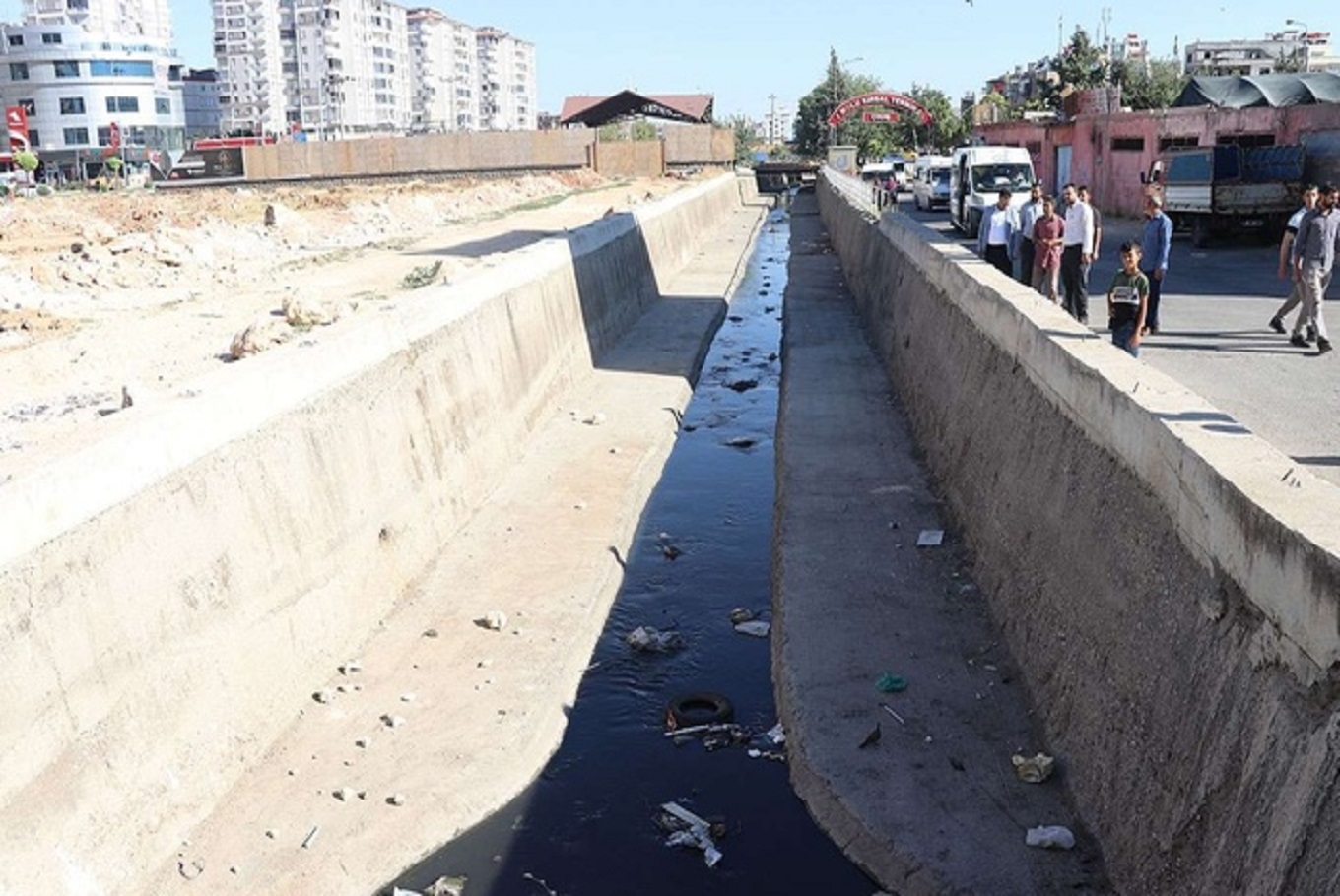 HÜDA PAR Gaziantep İl Başkanı Göçer, kötü kokuların yükseldiği mahalleyi ziyaret etti