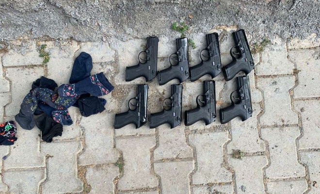 Çoraba sakladığı 8 silahla yakalanan şüpheli gözaltına alındı