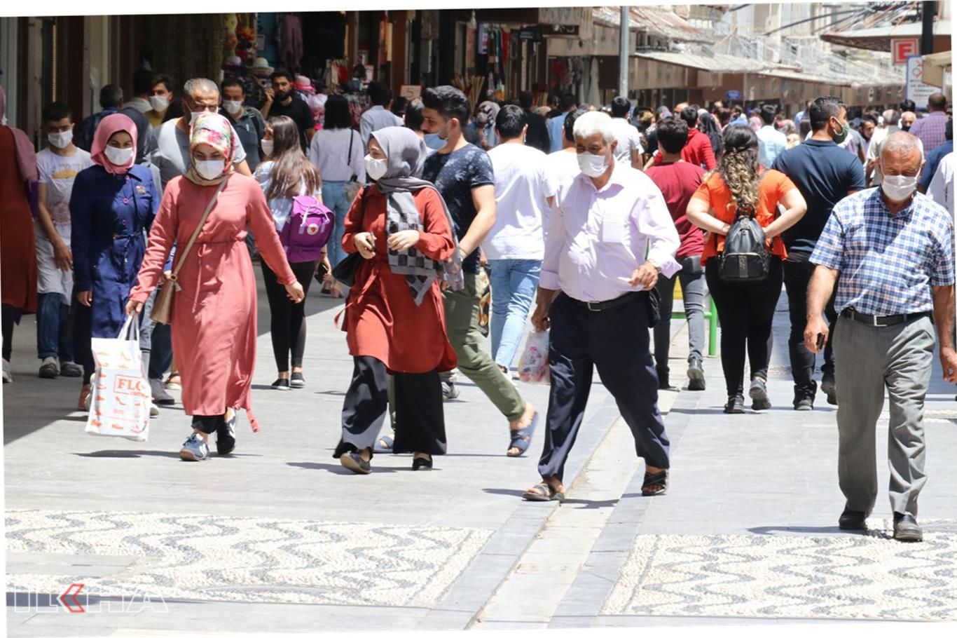 Covid-19 vakalarının arttığı Gaziantep’te sosyal mesafeye uyulmuyor