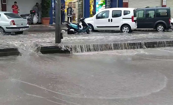 Gaziantep'te kısa süreli yağmur sokakları göle çevirdi