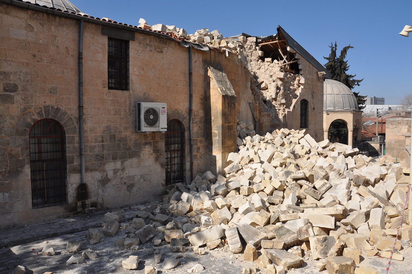 Gaziantep'teDepremde tarihi yapılar da büyük zarar gördü