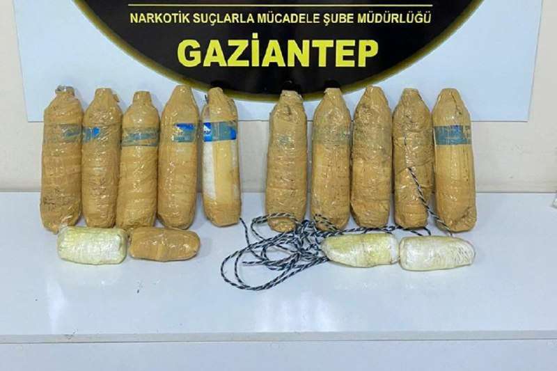Gaziantep’te aracın marşpiyellerine gizlenmiş 9 kilo uyuşturucu ele geçirildi 