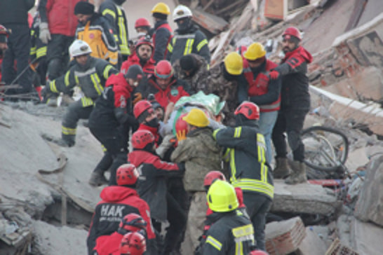 Baba ve 2 oğlu depremden 76 saat sonra kurtarıldı