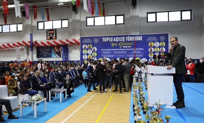 Bakan Kasapoğlu Gaziantep’te yeni spor salonlarının açılışını yaptı