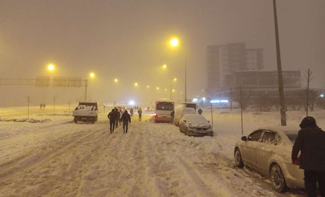 Gaziantep’te kar nedeniyle vatandaşlar yolda kaldı