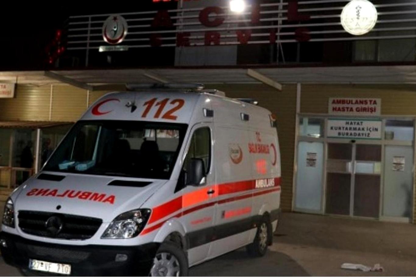 Gaziantep'te 2 otomobil kafa kafaya çarpıştı: 4'ü çocuk 11 yaralı 