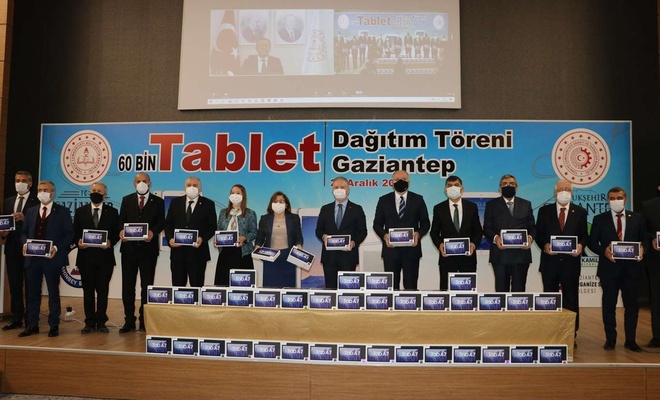 Gaziantep’te öğrencilere ücretiz tablet dağıtımı başladı