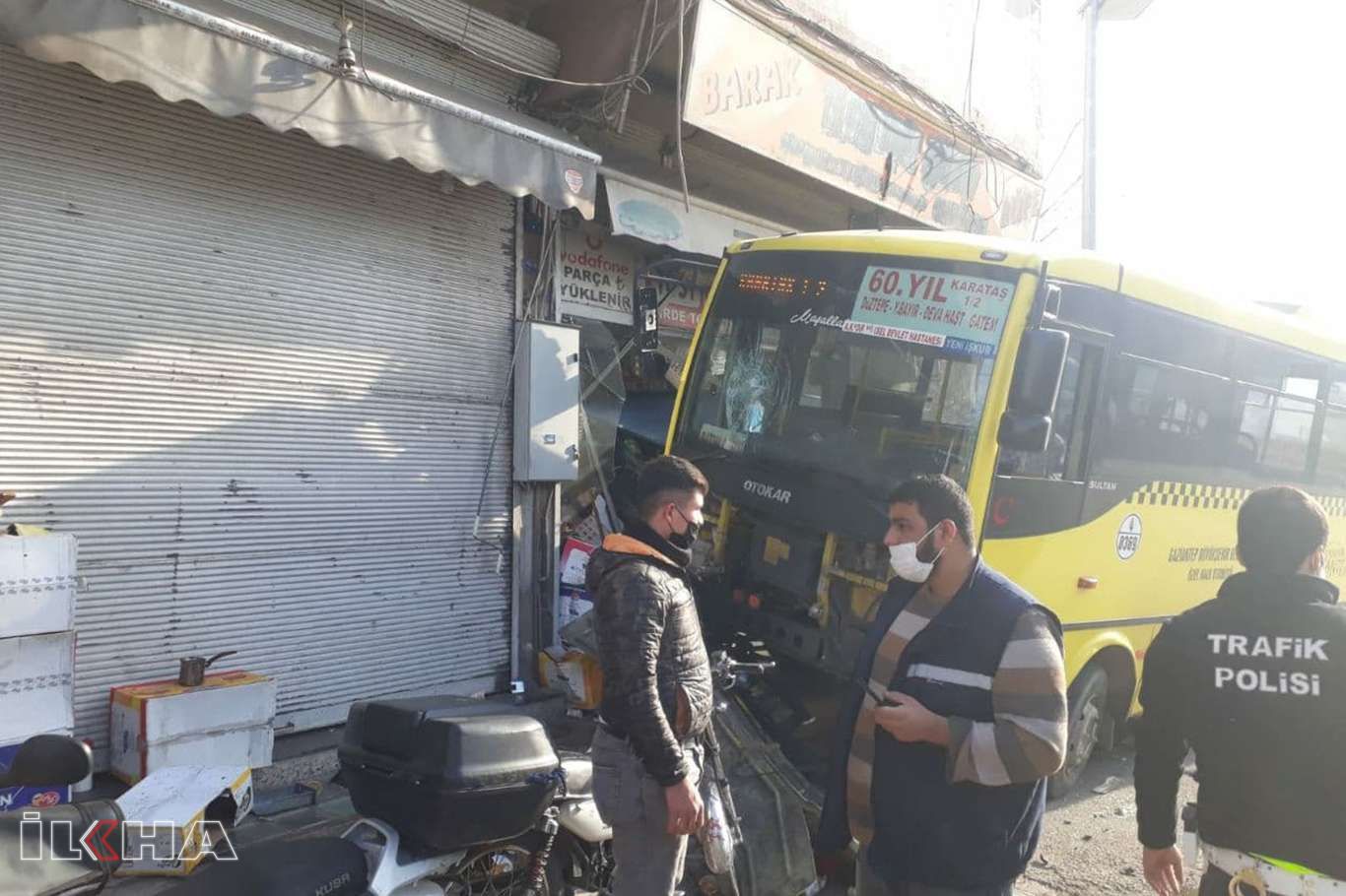 Halk otobüsü büfeye daldı: 1 ölü, 9 yaralı