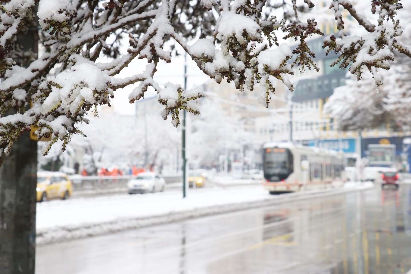 Gaziantep mevsimin ilk kar yağışıyla beyaza büründü