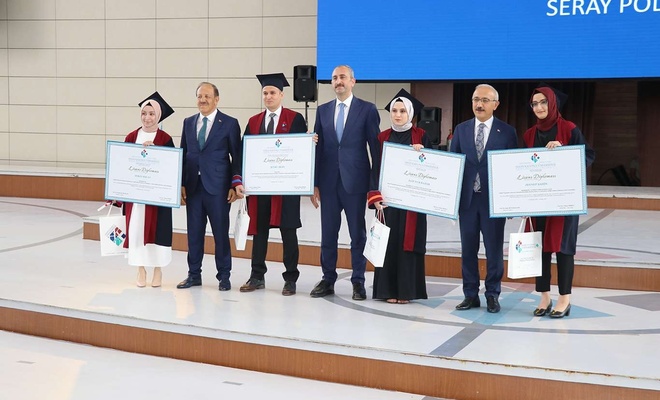 Bakanlar Gül ve Elvan üniversite öğrencilerinin mezuniyet törenine katıldı