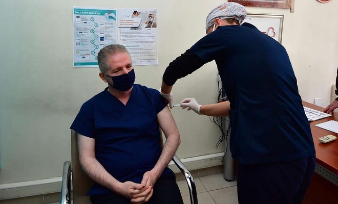 Gaziantep Valisi Gül Coronavirus aşısı oldu