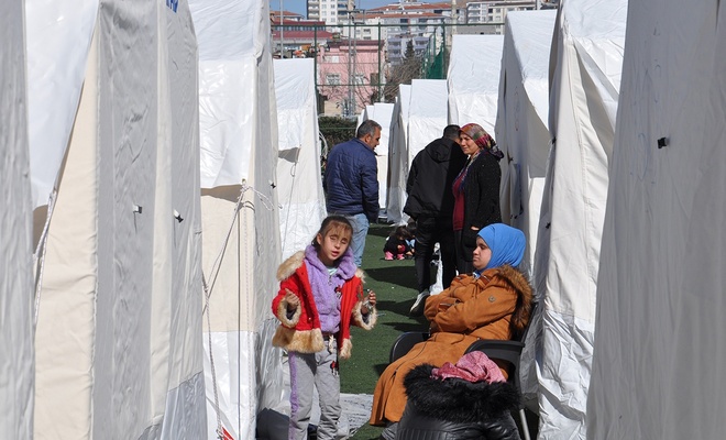 Çadır kentlerde kalan depremzedeler umutla evlerine dönmeyi bekliyor