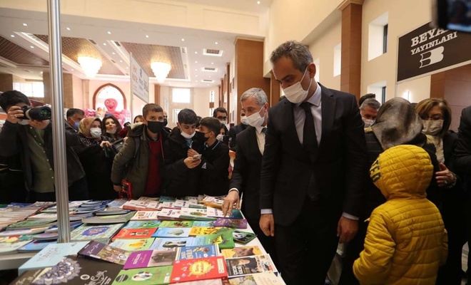 Bakan Özer Gaziantep'te kitap fuarını ziyaret etti