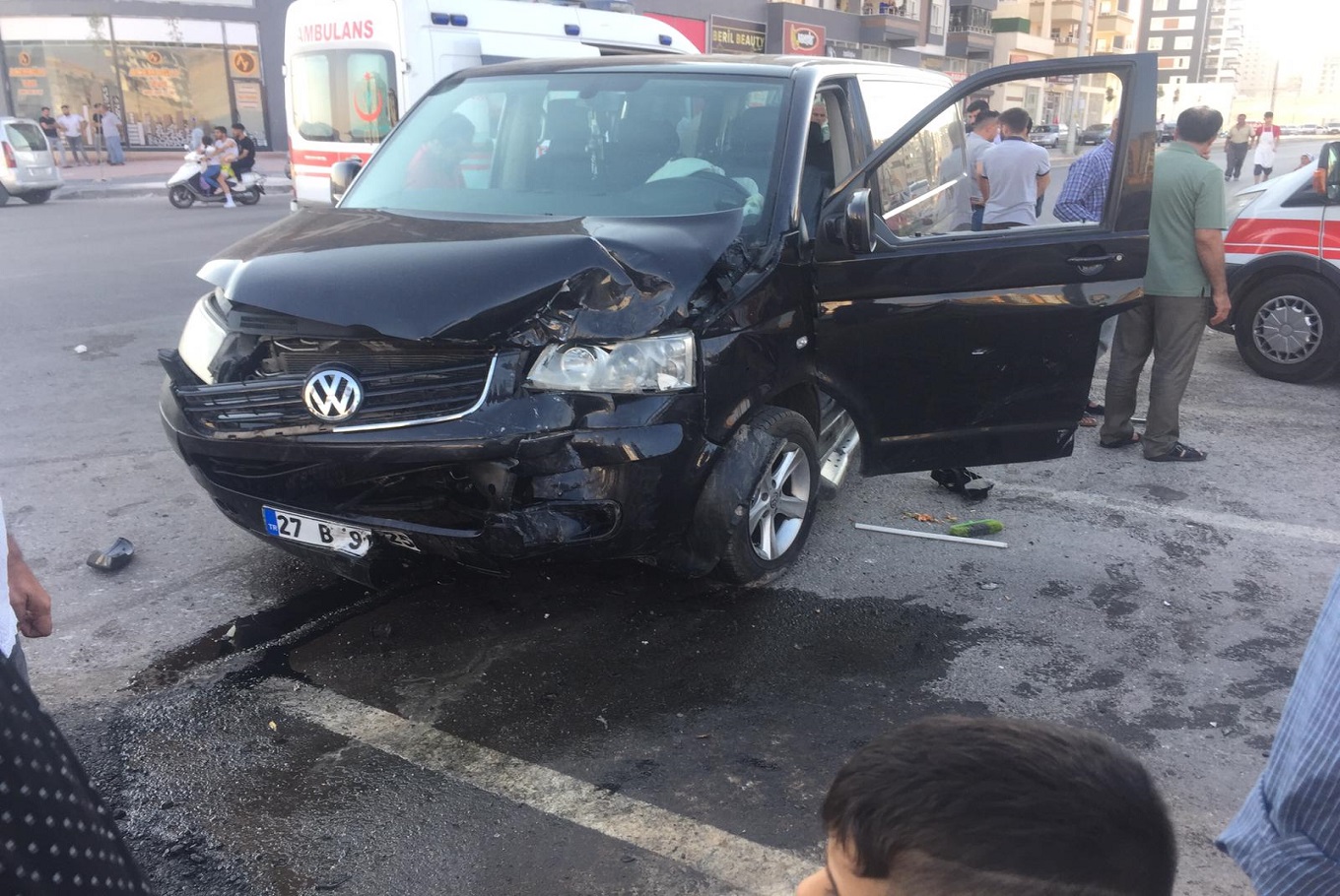 Hafif ticari araç ile otomobil çarpıştı: 5 yaralı 