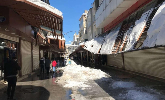 Gaziantep’te kar yağışı nedeniyle yüzlerce iş yerinin tentesi çöktü