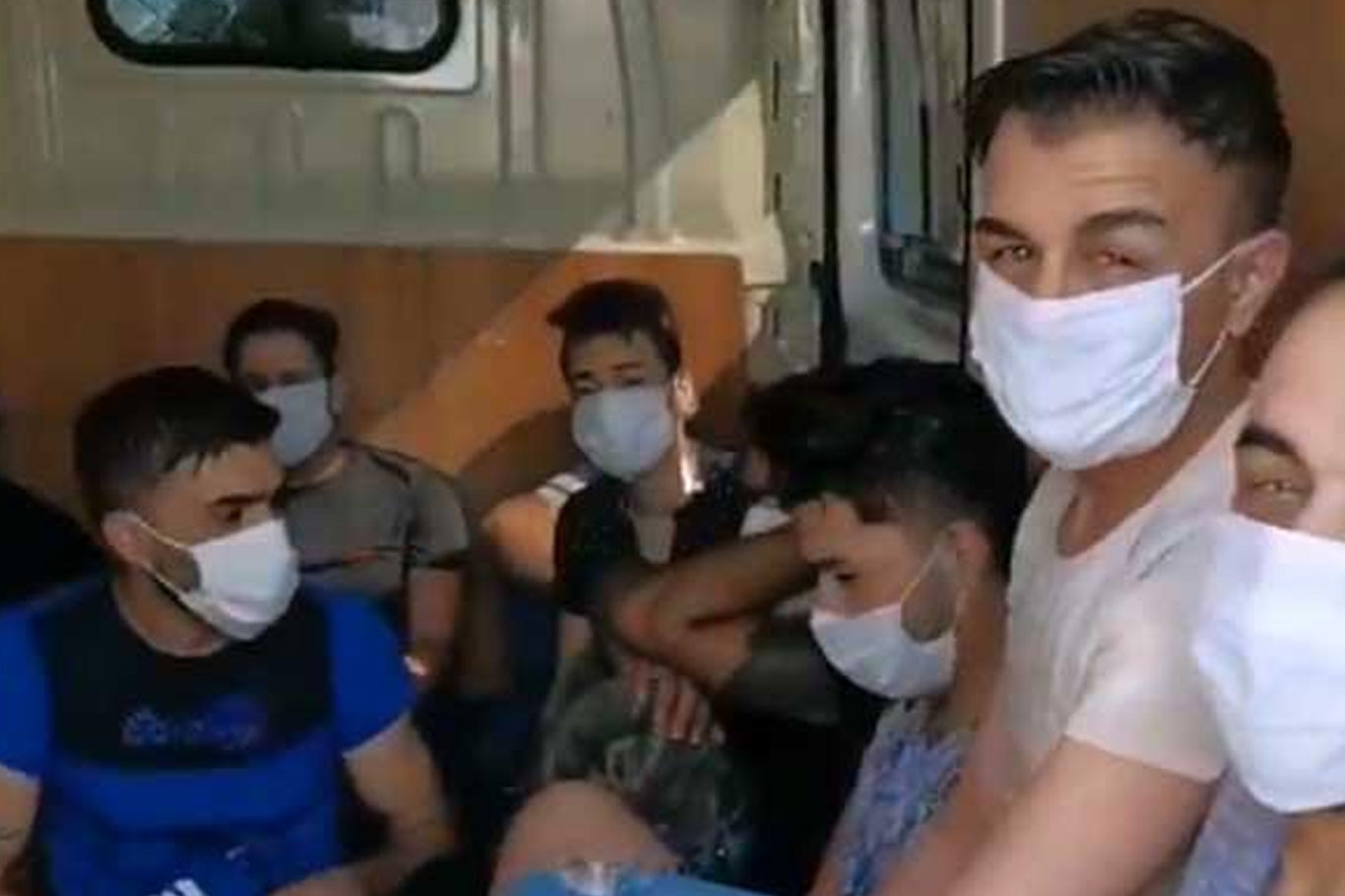Gaziantep'te uygulama noktasında durdurulan araçtan 18 kişi çıktı