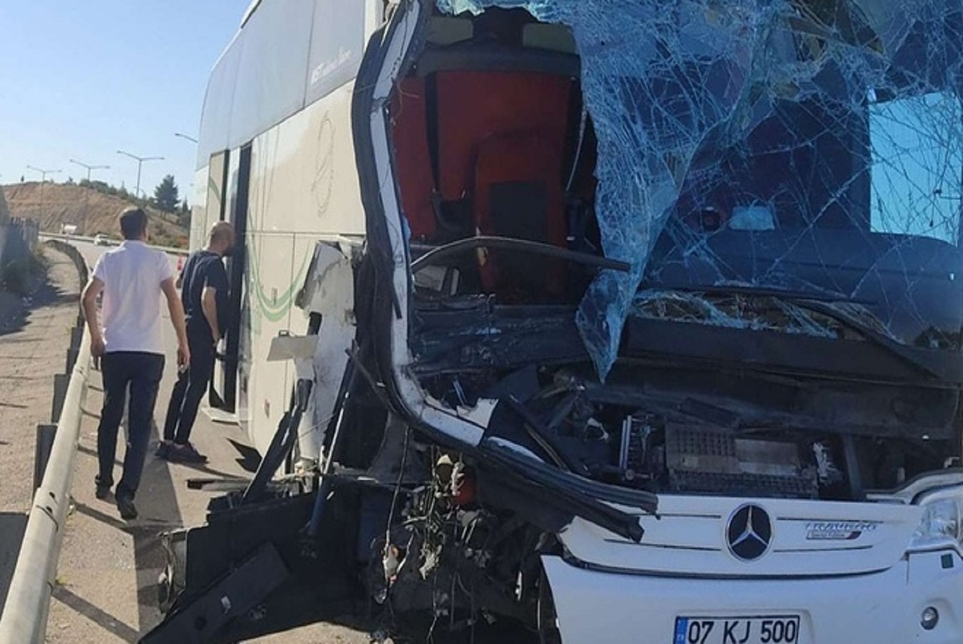 Yolcu otobüsü tıra çarptı: Bir ölü 11 yaralı