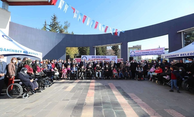 Engellilere tekerlekli sandalye dağıtıldı