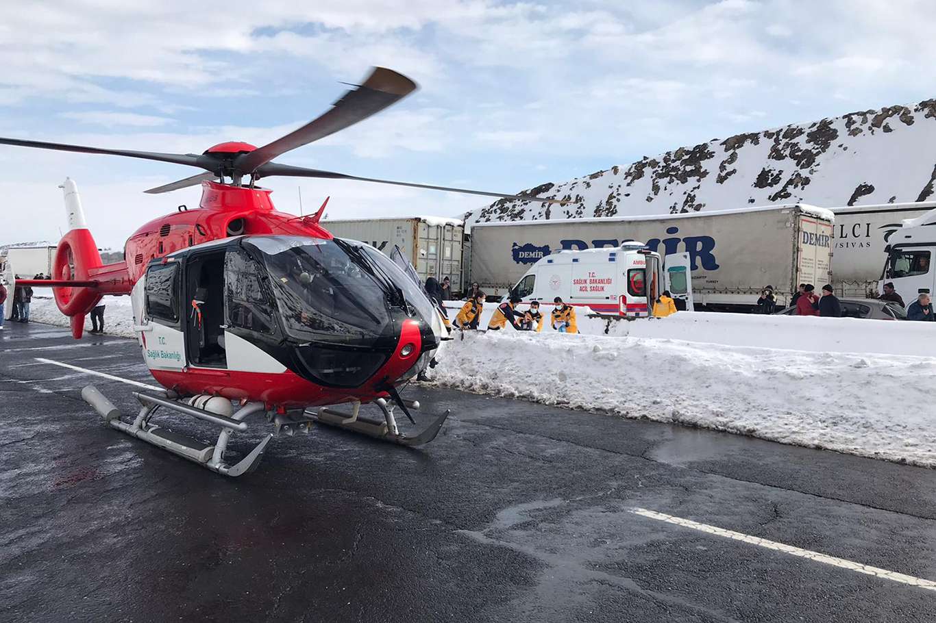 Mahsur kalan ambulanstaki bebek helikopterle hastaneye götürüldü