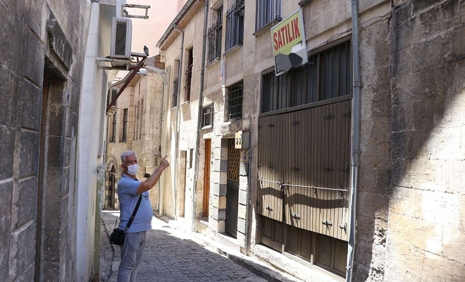 Hırsızlarla başları dertte olan tarihi mahalle sakinleri evlerini satıyor