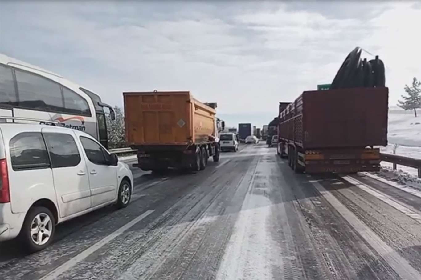 Gaziantep-Şanlıurfa yolunda sürücüler buzlanma nedeniyle yolda kaldı