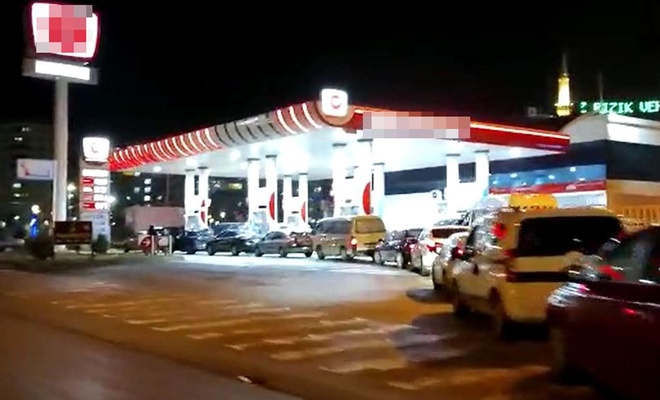 Gaziantep'te benzin ve motorine zam öncesi istasyonlarda kuyruk