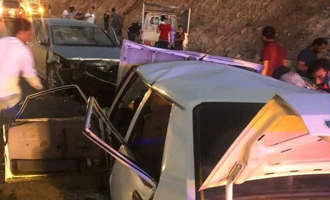 Hükümlüleri taşıyan polis aracının da karıştığı kazada 4 kişi hayatını kaybetti