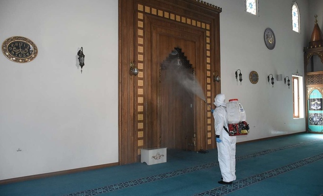 Camiler düzenli olarak dezenfekte ediliyor