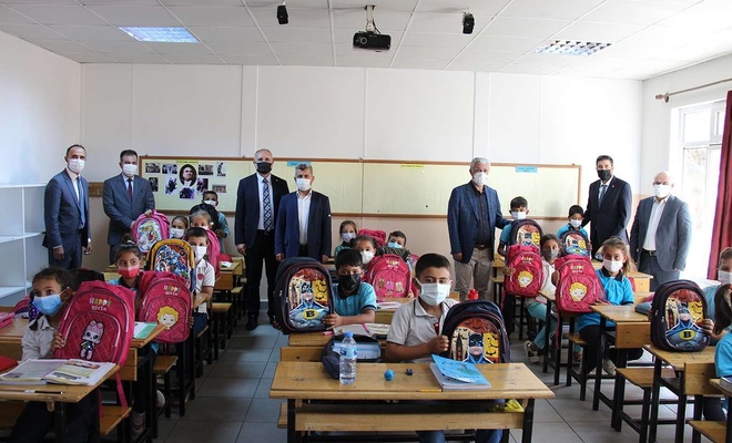 Gaziantep’te öğrencilere çanta ve kırtasiye yardımı yapıldı
