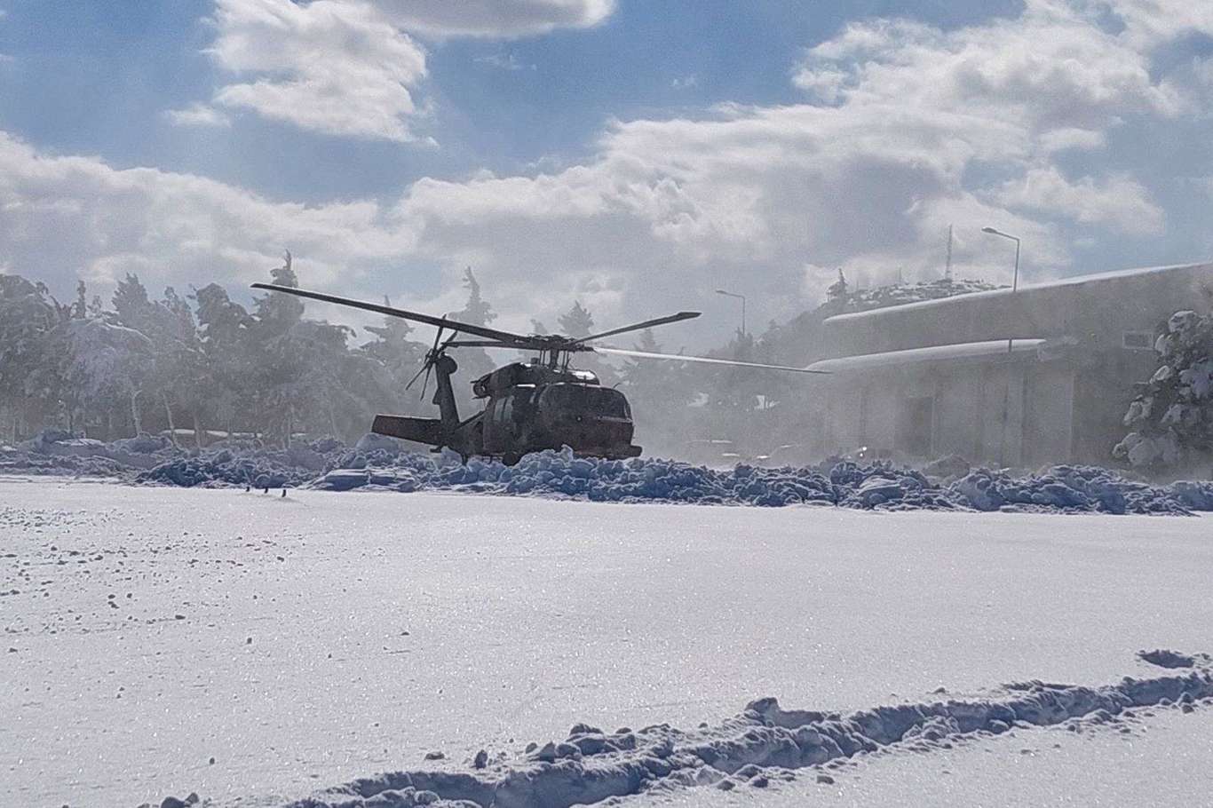 MSB, Gaziantep-Adana otoyolunda mahsur kalanlar için 2 helikopter görevlendirdi 