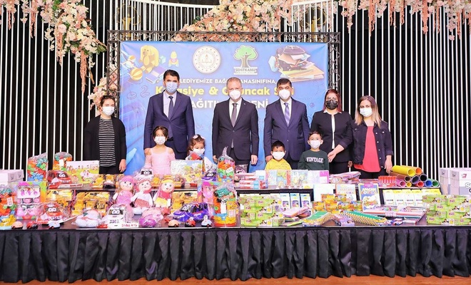 Gaziantep’te öğrencilere kırtasiye ve oyuncak seti dağıtıldı