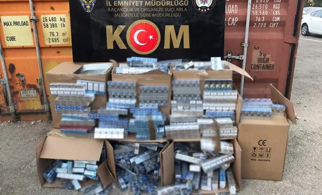 Kargo aktarım merkezinde gümrük kaçağı sigara ve parfüm ele geçirildi