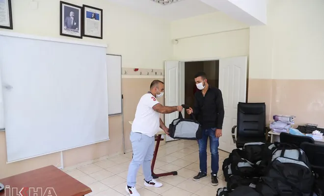 Gaziantep’te askere gidenlere ihtiyaç çantası dağıtıldı