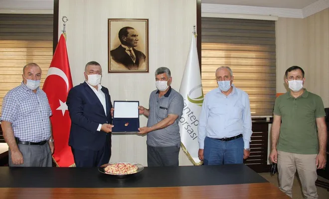 Yılın ilk Antep fıstığını hasat eden çiftçi altın ile ödüllendirildi