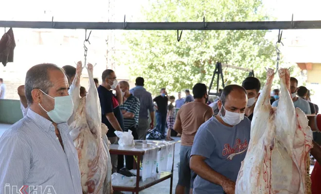 Halk kurbanlarını Covid-19 tedbirlerine uyarak kesti