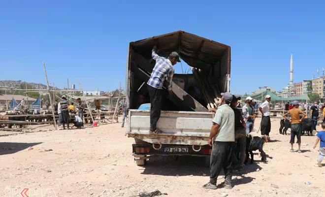 Kurbanlıklarını satan besiciler memleketlerinin yolunu tuttu