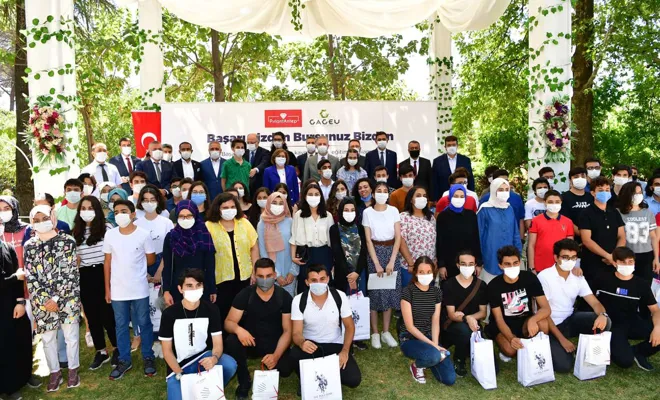 Öğrencilerin ödüllendirildiği programda sosyal mesafe kuralı unutuldu